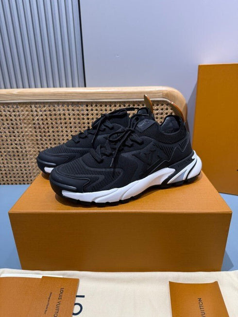 LOUIS V. - Sneaker LV Runner Tatic Black/white - Hanorio