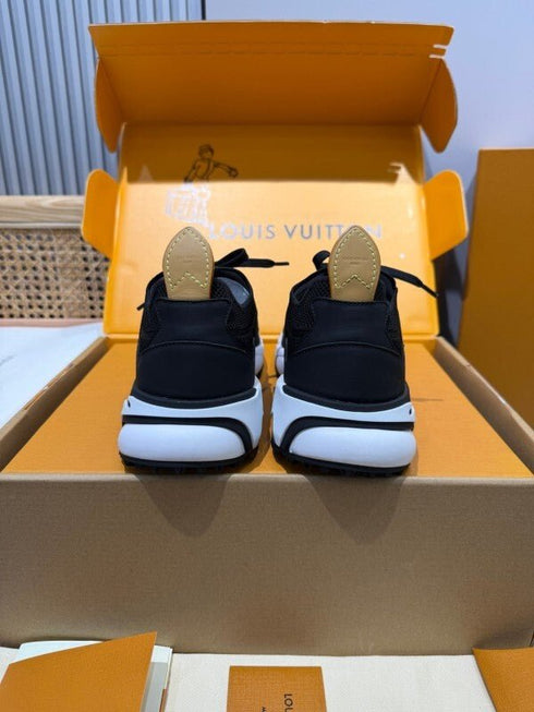 LOUIS V. - Sneaker LV Runner Tatic Black/white - Hanorio