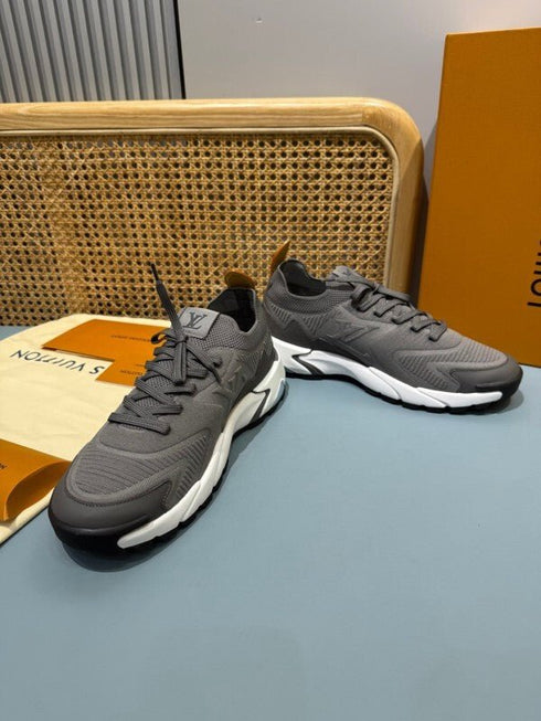 LOUIS V. - Sneaker LV Runner Tatic Gris - Hanorio