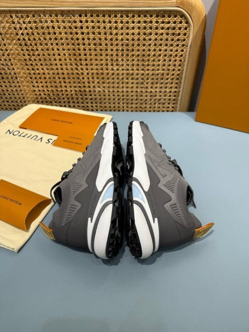 LOUIS V. - Sneaker LV Runner Tatic Gris - Hanorio