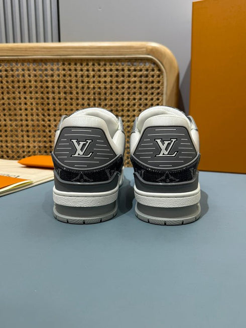 LOUIS V. - Sneaker LV Trainer – Gris Denim Monogram & Cuir embossé - Hanorio
