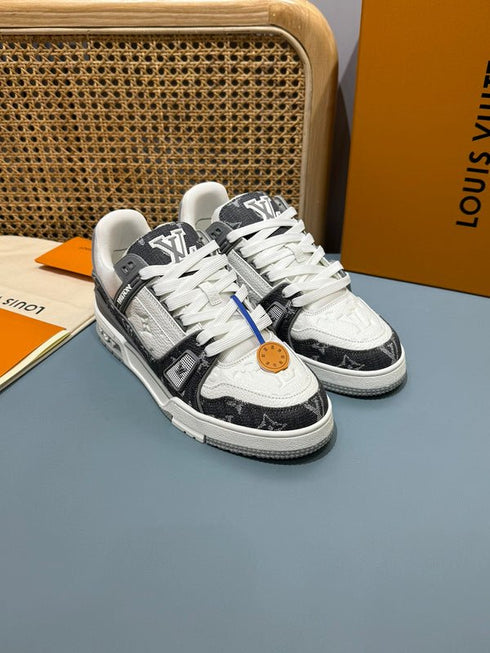 LOUIS V. - Sneaker LV Trainer – Gris Denim Monogram & Cuir embossé - Hanorio