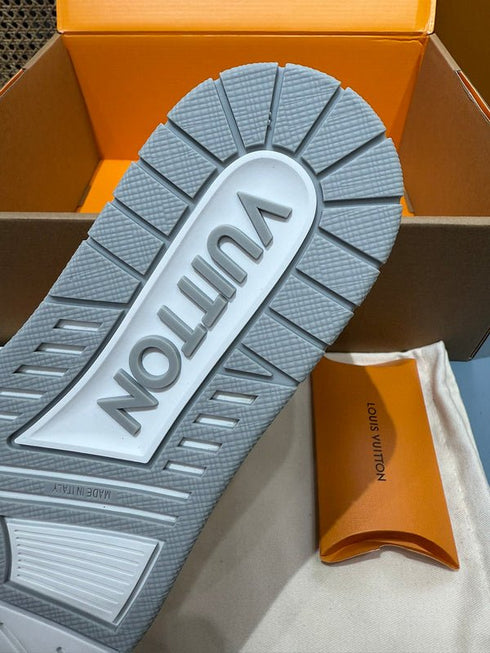 LOUIS V. - Sneaker LV Trainer – Gris Denim Monogram & Cuir embossé - Hanorio