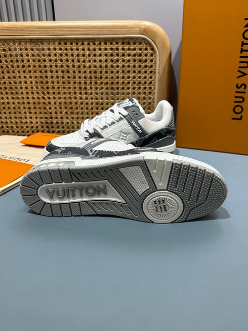 LOUIS V. - Sneaker LV Trainer – Gris Denim Monogram & Cuir embossé - Hanorio