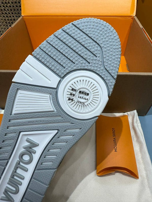 LOUIS V. - Sneaker LV Trainer – Gris Denim Monogram & Cuir embossé - Hanorio