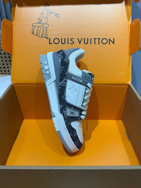 LOUIS V. - Sneaker LV Trainer – Gris Denim Monogram & Cuir embossé - Hanorio